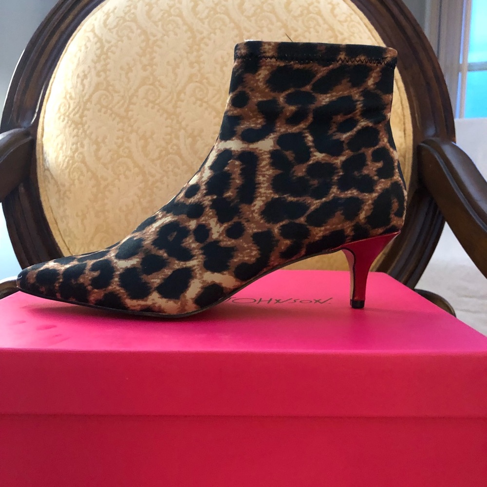 BETSY JOHNSON Leopard Print Booties NWB $99